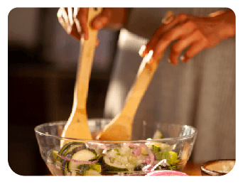 Preparación de una ensalada con vegetales frescos
