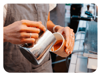 Preparación de un café con leche en un taller de barista