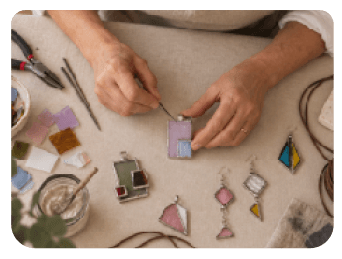 Creación artesanal de una pieza de vidrio con la técnica Tiffany
